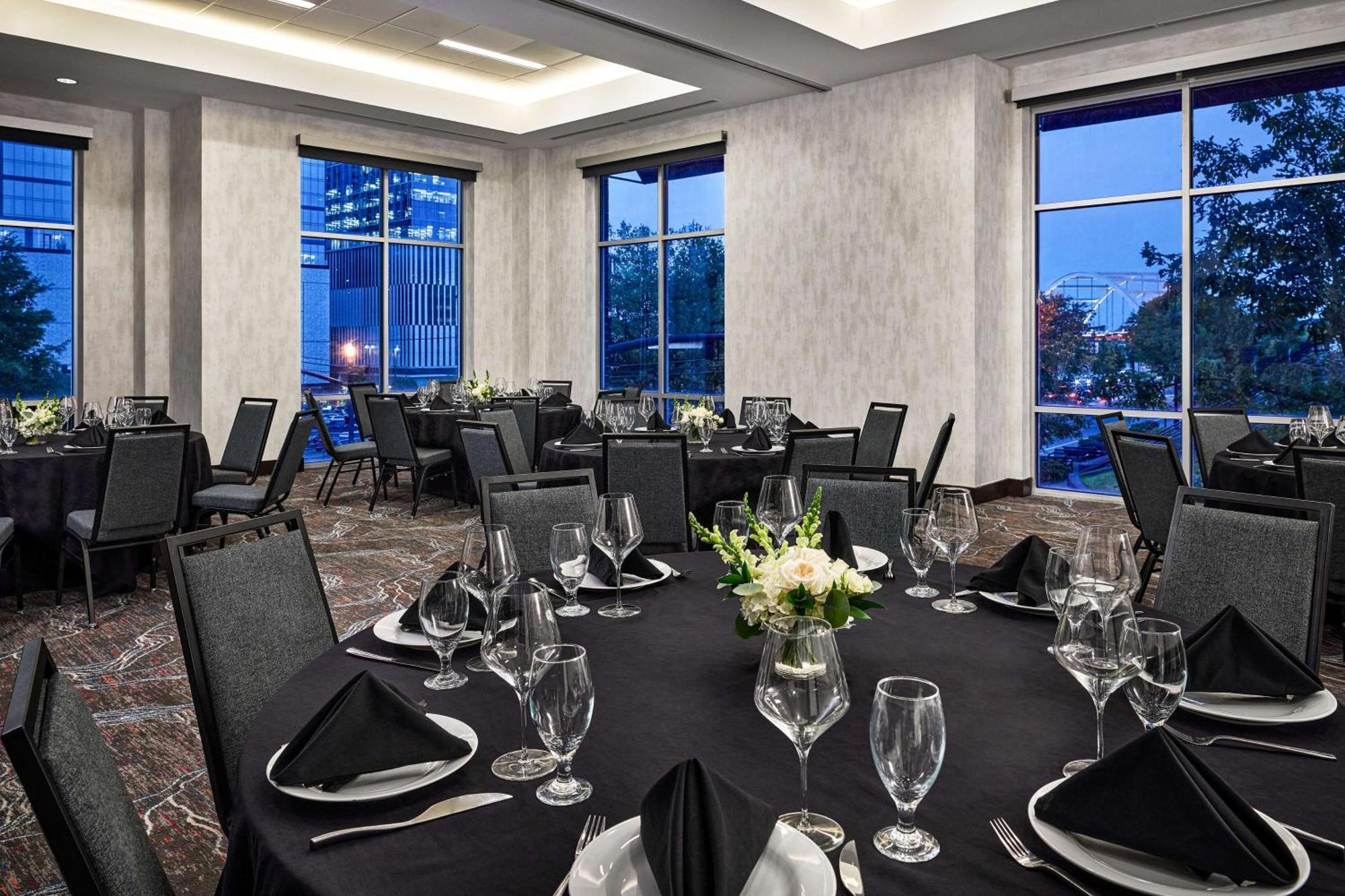 Hilton Garden Inn Nashville Downtown Convention Center Exterior photo