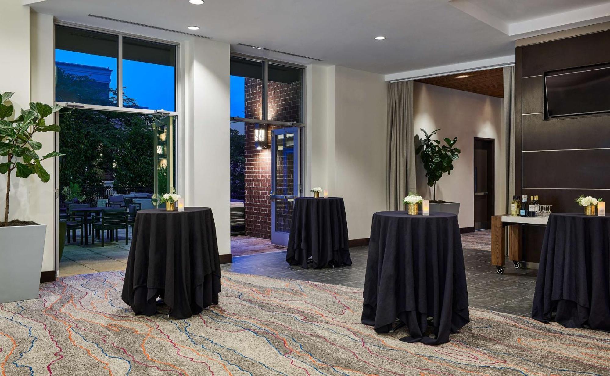 Hilton Garden Inn Nashville Downtown Convention Center Exterior photo